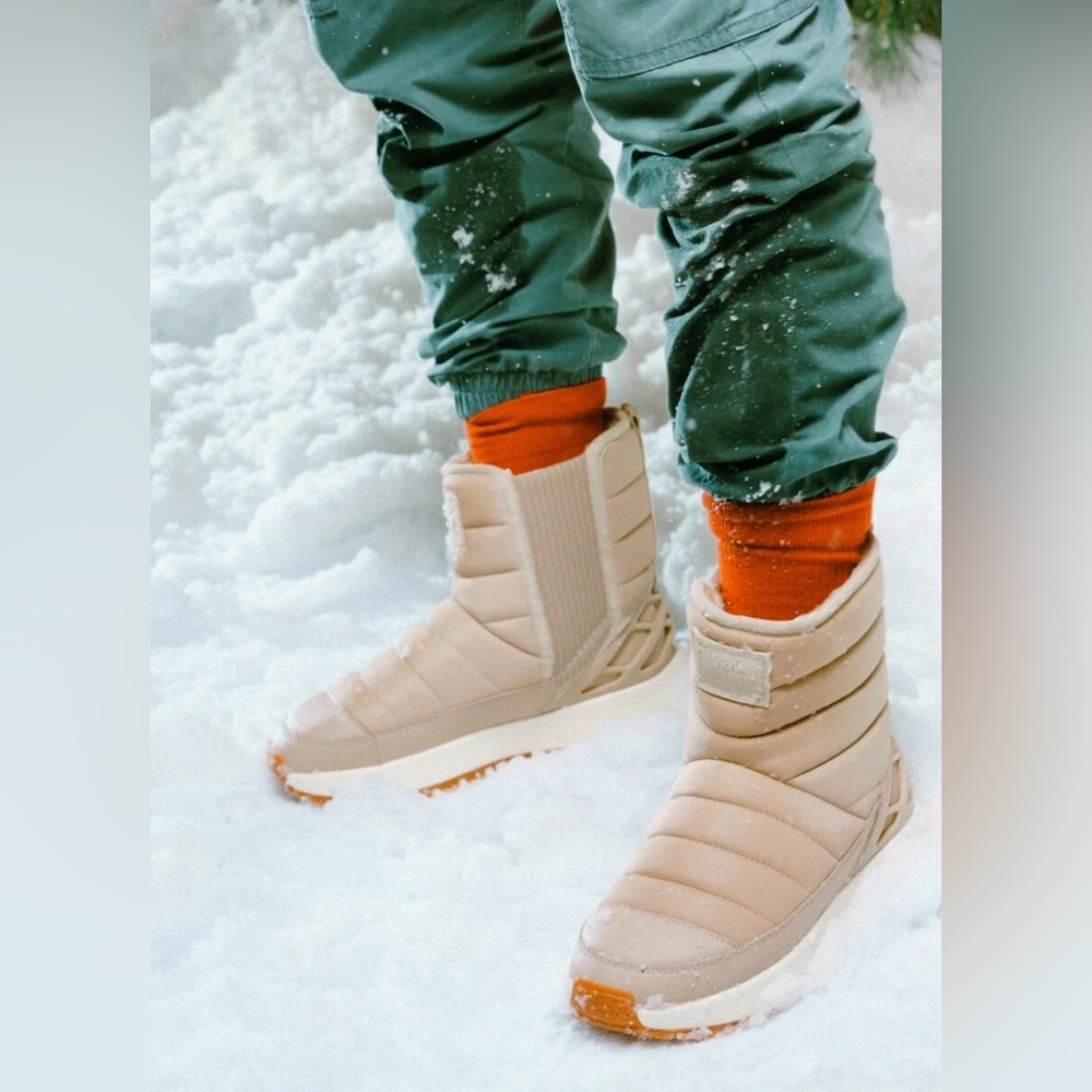 KIZIK Women's Juno Mid Boot in Doeskin Tan Hands Free Shoe Snow Boots Size US 8